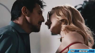 একটি slutty স্বর্ণকেশী সঙ্গে রোমান্টিক সেক্স